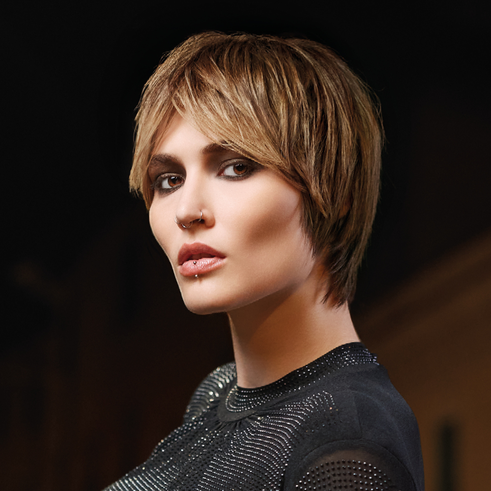 immagine ragazza bionda con capelli corti